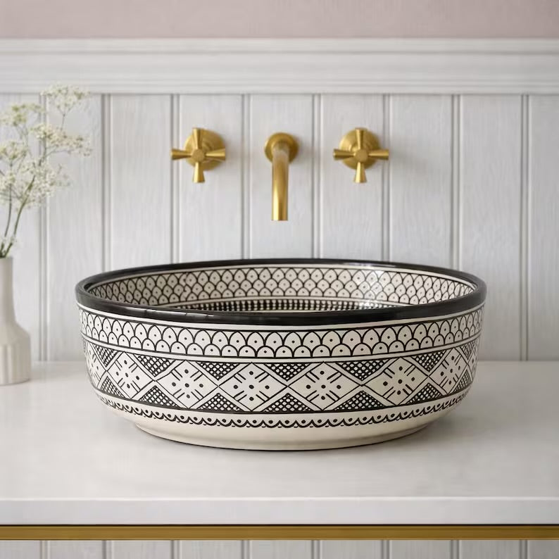 Marokkanisches Waschbecken aus weißem Ton im orientalischen Stil, handbemalt